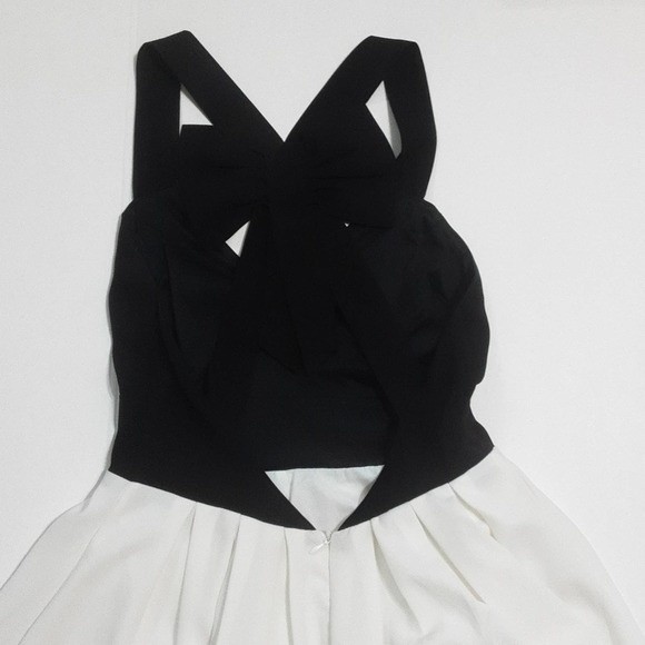 En Creme Black White Fit & Flare Mini Dress Small Cutout Back Ribbon Detail Chic - Picture 3 of 5